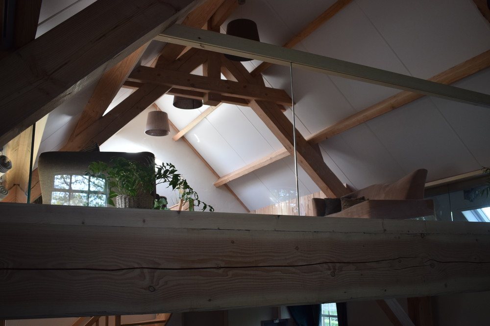 De zolderliving onder de eiken balken
